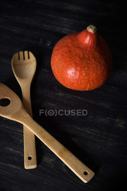 Calabaza naranja con cucharas de ensalada - foto de stock