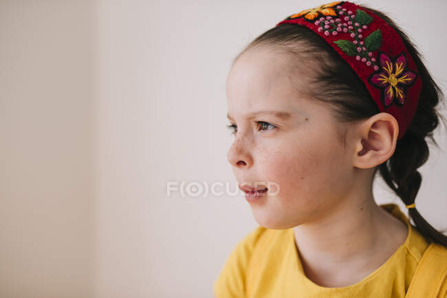 Retrato de uma menina se concentrando — Fotografia de Stock