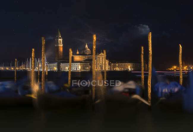 Igreja de San Giorgio Maggiore com gôndolas em primeiro plano, Veneza, Veneto, Itália — Fotografia de Stock