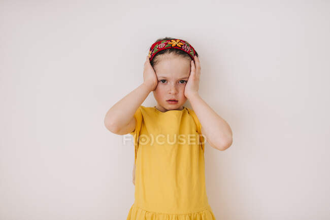 Портрет девушки с головной болью на белом фоне — стоковое фото
