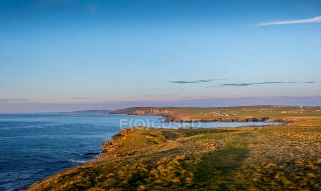 Paisaje costero al atardecer, Islas Orcadas, Escocia, Reino Unido - foto de stock