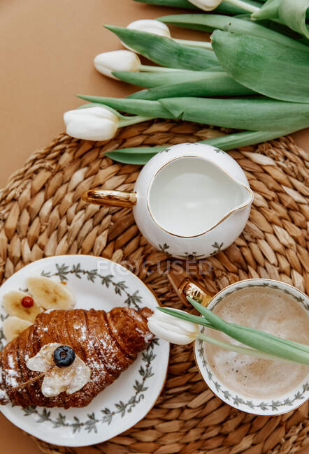 Завтрак с цветами тюльпана подается на столе — стоковое фото