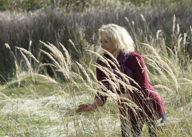 Кузнечная женщина, стоящая в поле, Литуания — стоковое фото