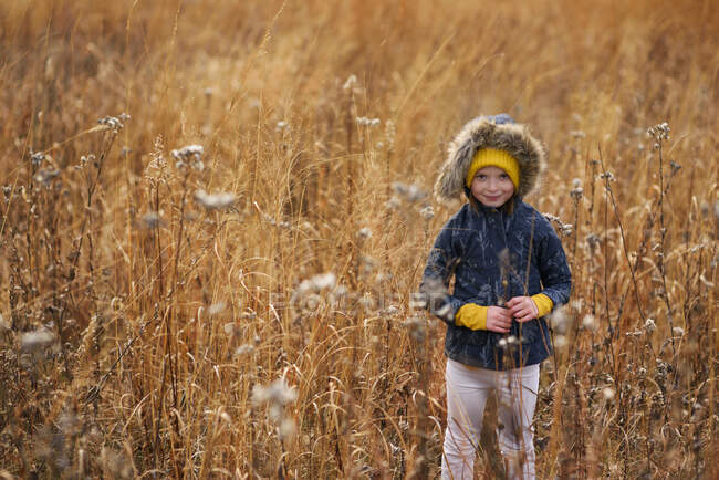 Ritratto di una ragazza sorridente in piedi in un campo, Stati Uniti — Foto stock