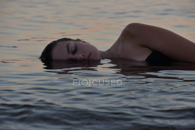 Девочка-подросток в море, Греция — стоковое фото
