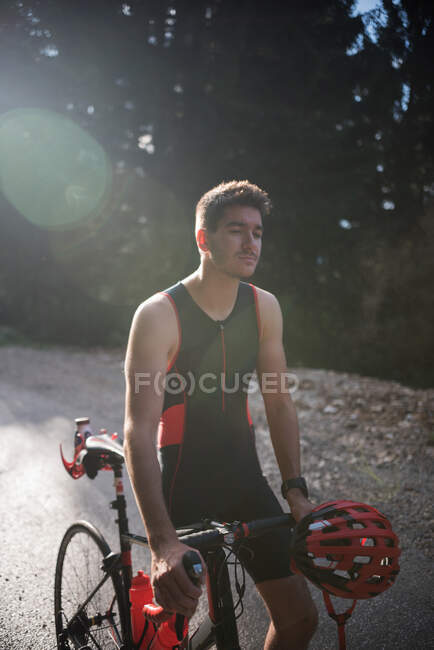 Ciclista in lycra accanto alla sua bicicletta, Bosnia-Erzegovina — Foto stock