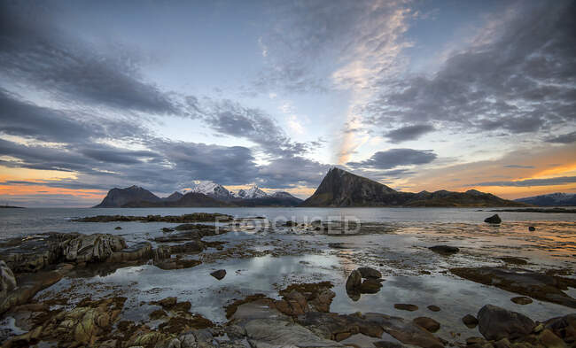 Vue du paysage côtier depuis Sandnes, Flakstad, Lofoten, Nordland, Norvège — Photo de stock
