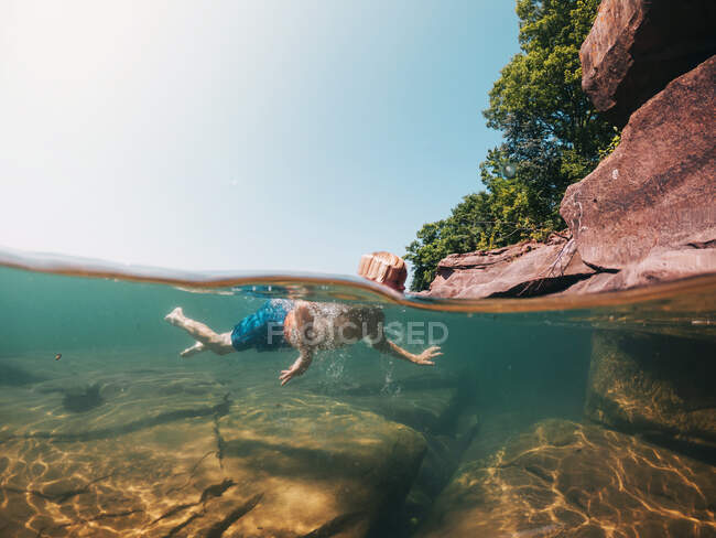 Inyección submarina de un niño nadando en Lake Superior, Estados Unidos - foto de stock