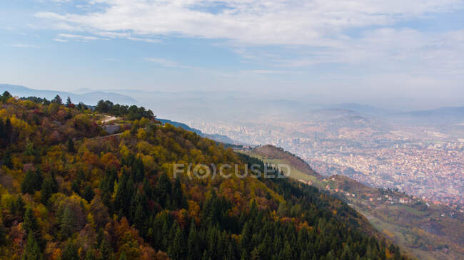 Floresta de queda na montanha de Trebevic, Sarajevo, Bósnia e Herzegovina — Fotografia de Stock