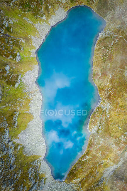 Vista aérea de un lago alpino cerca de Gastein, Salzburgo, Austria - foto de stock