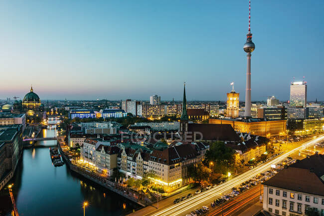 Skyline della città e fiume Sprea al tramonto, Berlino, Germania — Foto stock