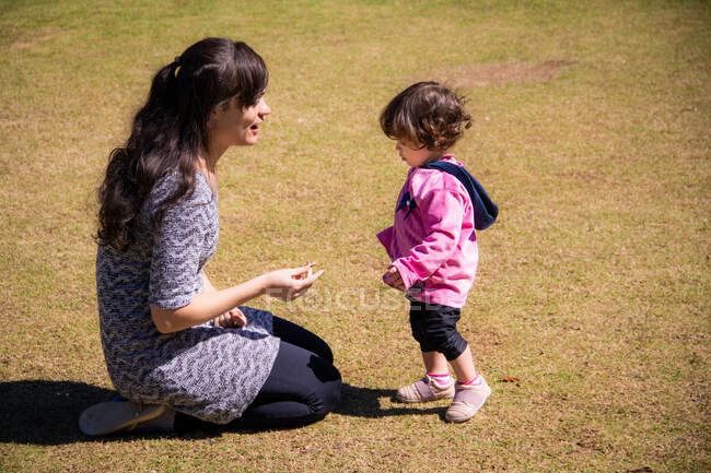Mère et fille jouant dans le parc, Brésil — Photo de stock