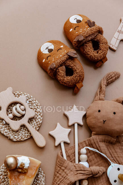 Baby booties, toys and a slice of birthday cake — Stock Photo