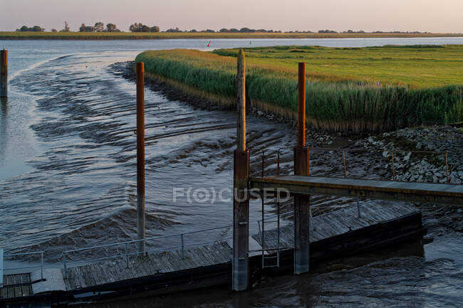Río Ems en marea baja, Frisia Oriental, Baja Sajonia, Alemania - foto de stock