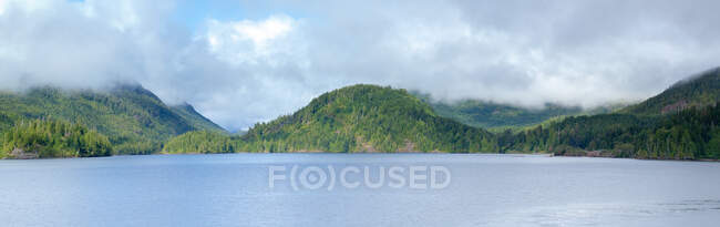 Горный пейзаж, залив Альберни, Ванкувер, Британская Колумбия, Канада — стоковое фото