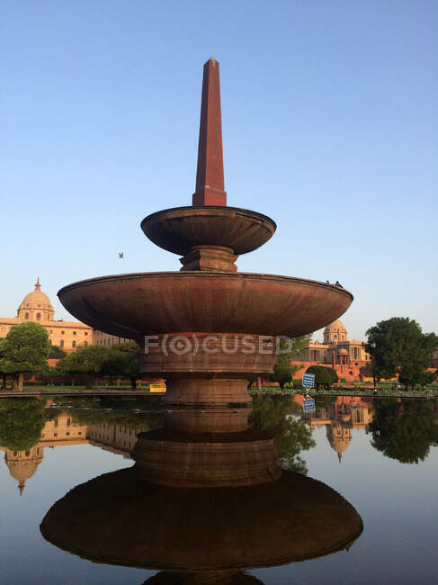 Fonte ornamental em frente ao Secretariado Central, Nova Deli, Índia — Fotografia de Stock
