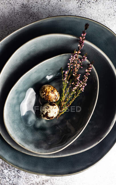 Mesa de Páscoa com ovos de codorna e lavanda em uma pilha de tigelas de cerâmica — Fotografia de Stock