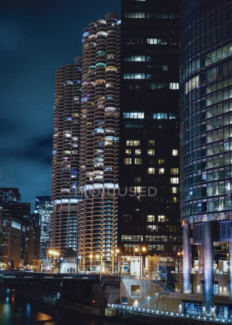 Paysage urbain la nuit, Chicago, Illinois, USA — Photo de stock