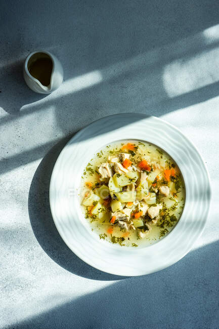 Вид сверху на тарелку куриного супа с овощами — стоковое фото