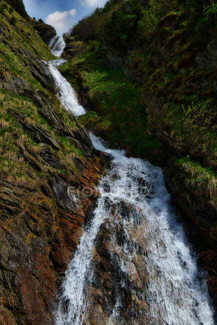 Nahaufnahme eines alpinen Wasserfalls in den Bergen, Schweiz — Stockfoto
