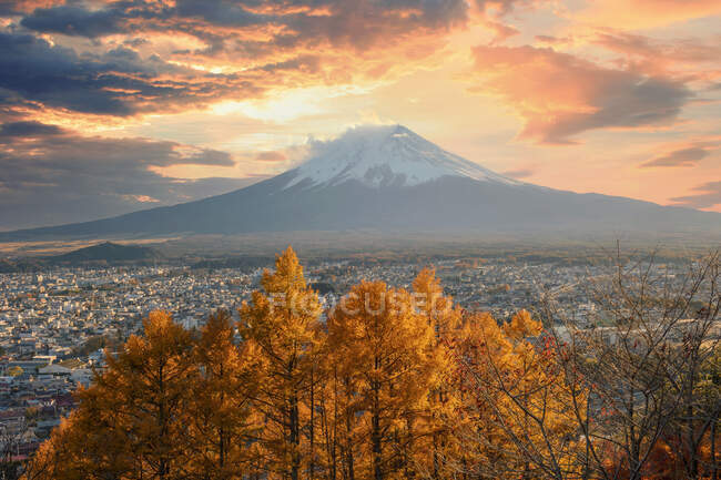 Monte Fuji en otoño, Fujiyoshida, Japón - foto de stock