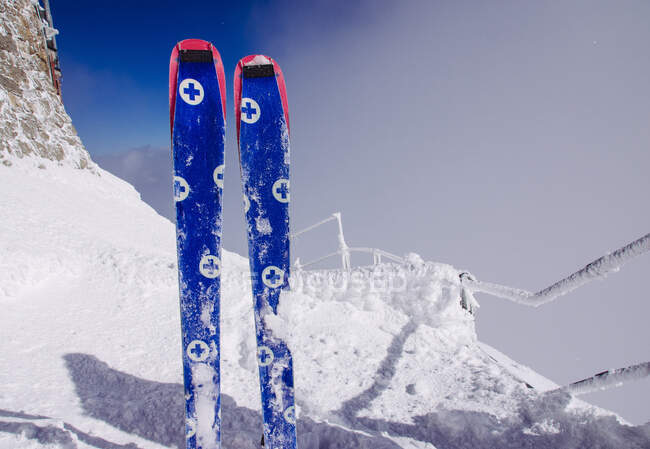 Primo piano di un paio di sci sulla neve, Svizzera — Foto stock