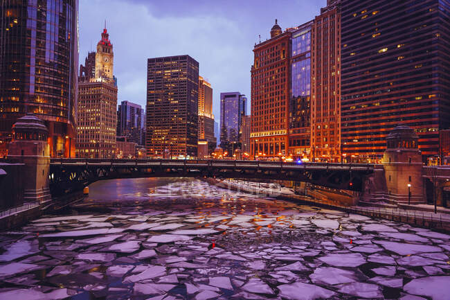 Paisaje urbano y río Chicago congelado por la noche, Chicago, Illinois, EE.UU. - foto de stock
