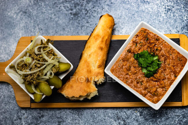 Traditionelles georgisches Lobio-Gericht mit eingelegtem Jonjoli-Rosenkohl und Tonis Puri-Brot — Stockfoto