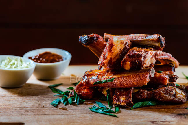 Geräucherte Schweinerippchen vom Grill mit Tatarensauce und Tomatenketchup — Stockfoto