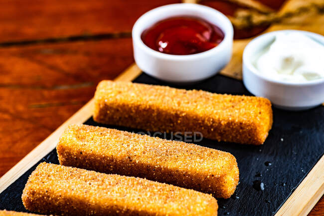 Bastoncini di formaggio fritto con ketchup e maionese — Foto stock