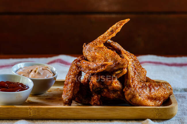 Roasted chicken wings with tomato ketchup and mayonnaise dip — Stock Photo