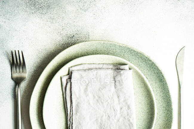 Overhead view of a ceramic place setting on a table — Stock Photo