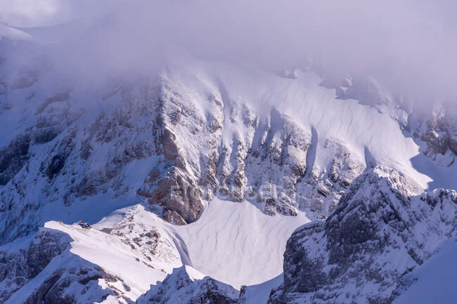 Nubes sobre los picos de las montañas alpinas, Suiza - foto de stock