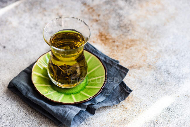 Un vaso de té turco en un platillo - foto de stock