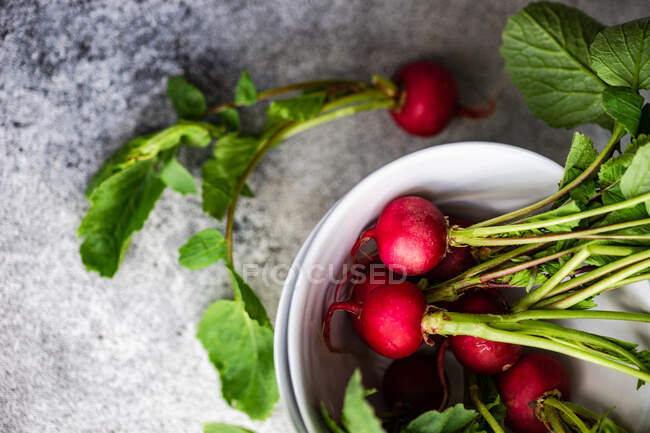 Overhead view of a bowl of radishes — Stock Photo