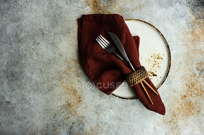 Overhead view of a rustic place setting on a table — Stock Photo