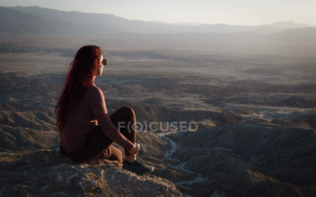 Mulher sentada na montanha olhando para badlands vista montanha, Anza Borrego Desert State Park, Califórnia, EUA — Fotografia de Stock