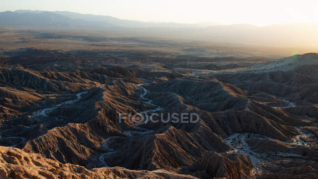 Vista aérea del paisaje de montaña desde Font 's Point al atardecer, Anza Borrego Desert State Park, California, EE.UU. - foto de stock