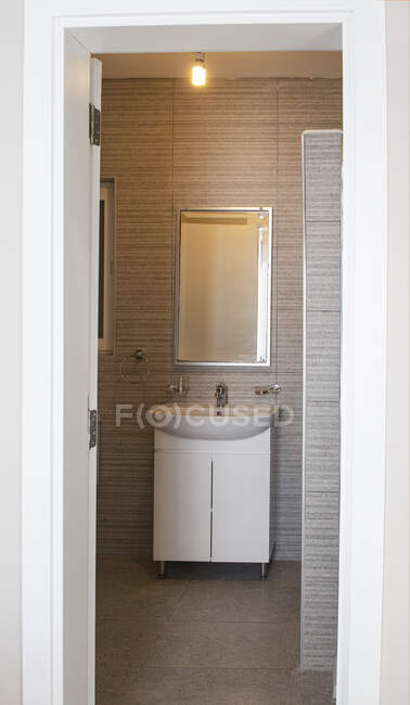 Вид через дверь современной ванной комнаты — стоковое фото