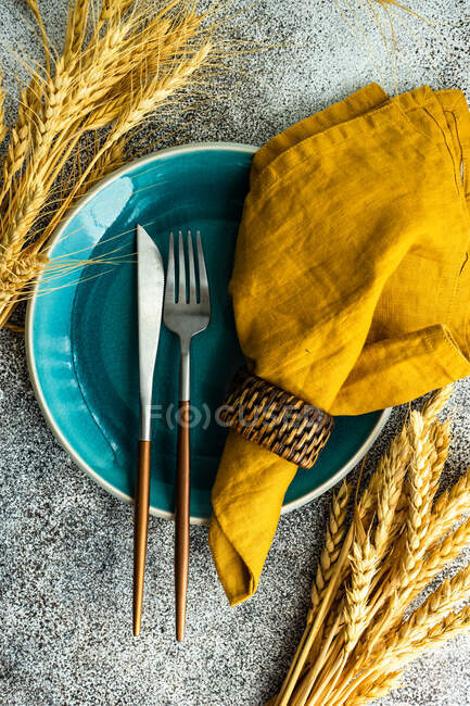 Posto autunnale con spighe di grano sulla tavola, vista dall'alto — Foto stock
