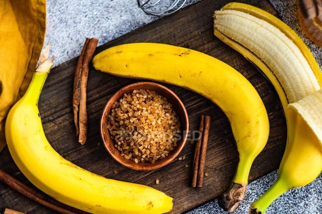 Visão aérea de Ingredientes de torta de banana assada de canela de mel em uma mesa — Fotografia de Stock