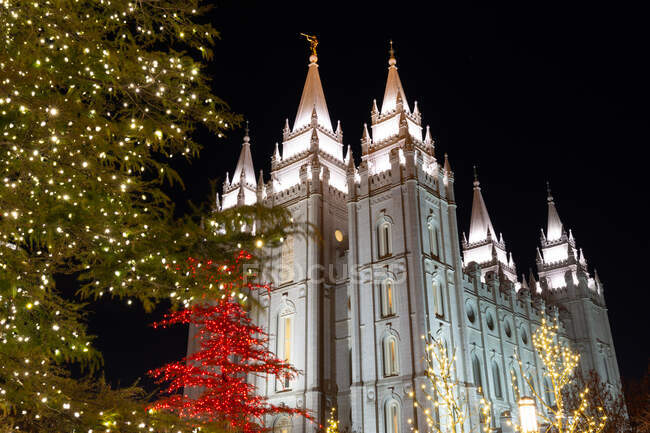 Tempio Mormone illuminato di notte, Salt Lake City, Utah, USA — Foto stock
