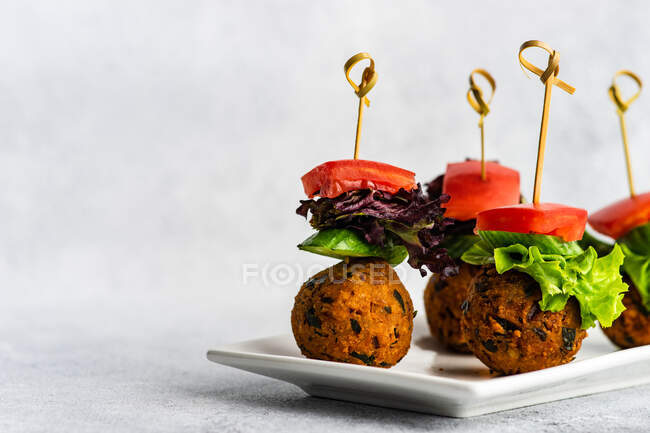Falafel appetisers with lettuce, tomato, cucumber and red cabbage — Stock Photo