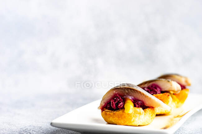 Pastelaria com salada de beterraba e filé de arenque — Fotografia de Stock