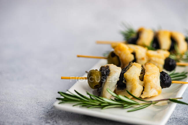 Spiedini di pesce alla griglia con olive e rosmarino — Foto stock