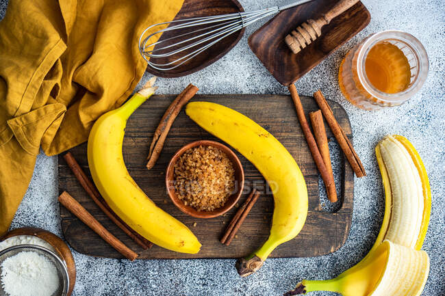 Visão aérea de Ingredientes de torta de banana assada de canela de mel em uma mesa — Fotografia de Stock