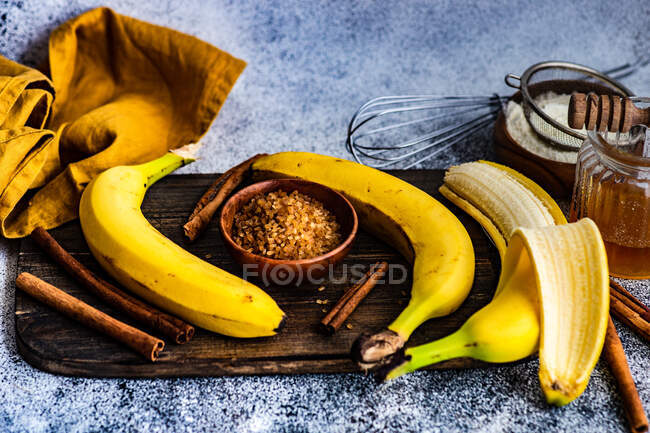 Ingredients for honey cinnamon baked banana pie on a table — Stock Photo