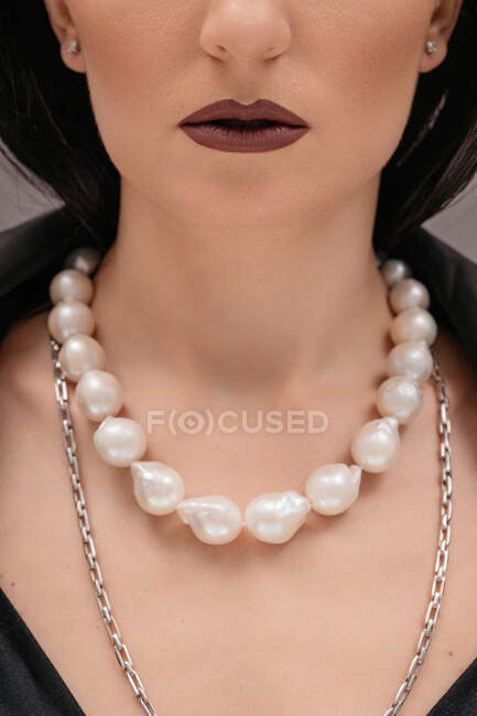 Ritratto di una bella donna che indossa una collana di perle — Foto stock