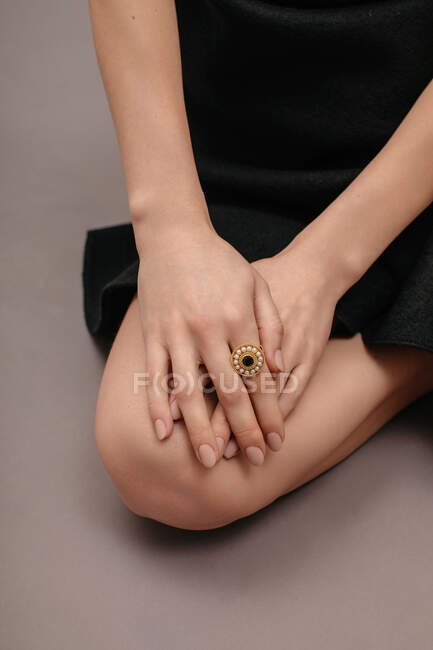 Close-Up of a woman's leg sitting on the floor — Stock Photo