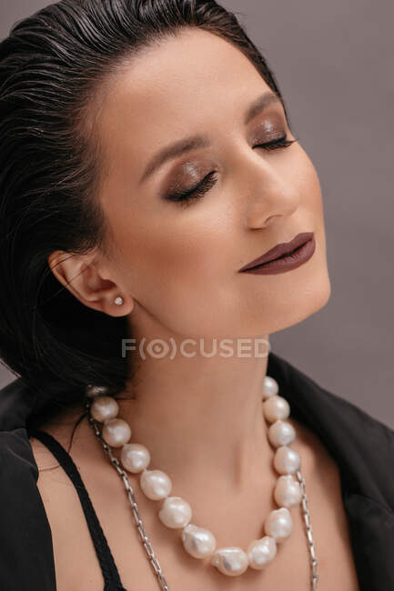 Portrait d'une belle femme portant un collier de perles — Photo de stock